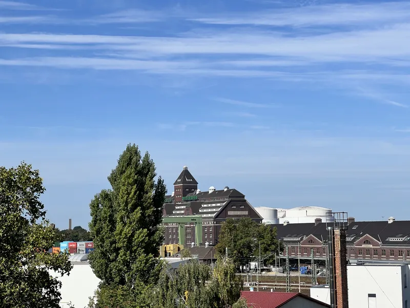 Bright 2.5-room Altbau in Moabit with Westhafen views, well connected via U & S-Bahn — photo 1